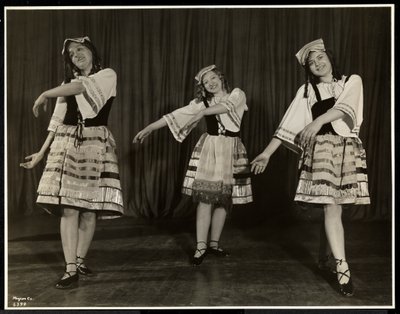 Tre giovani donne cieche in costume che ballano sul palco in una rappresentazione teatrale alla New York Association for the Blind, New York, 1931 da Byron Company